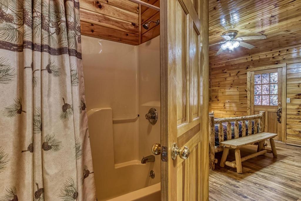The Nut House, Hot Tub, Game Room, Wifi, 1089 Free Tickets Each Paid Day, Dollywood And More! Pigeon Forge Luaran gambar
