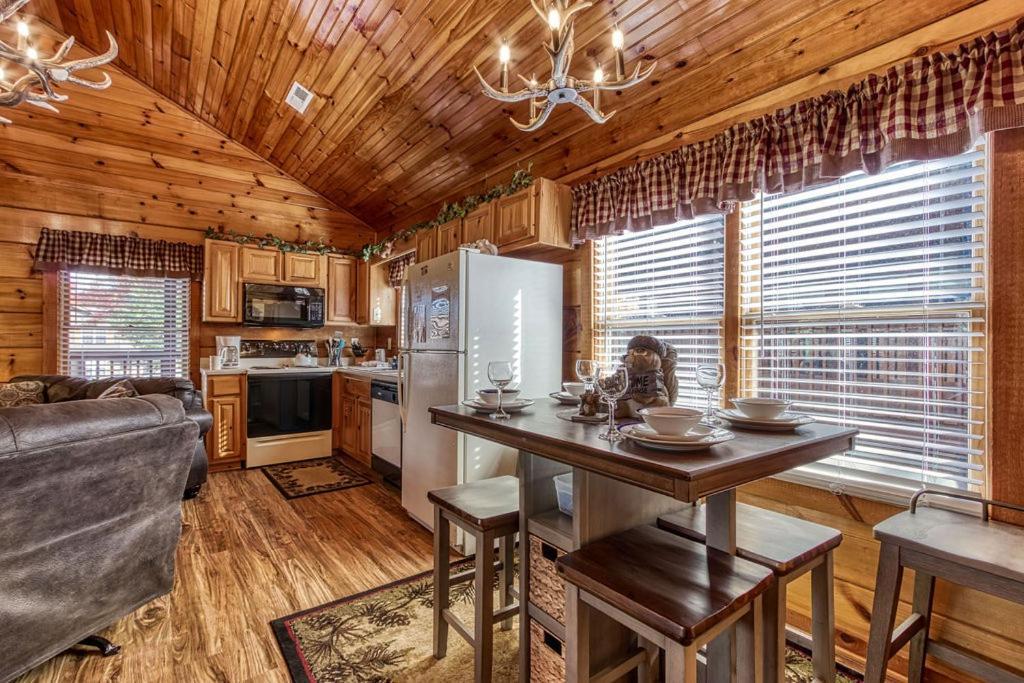The Nut House, Hot Tub, Game Room, Wifi, 1089 Free Tickets Each Paid Day, Dollywood And More! Pigeon Forge Luaran gambar