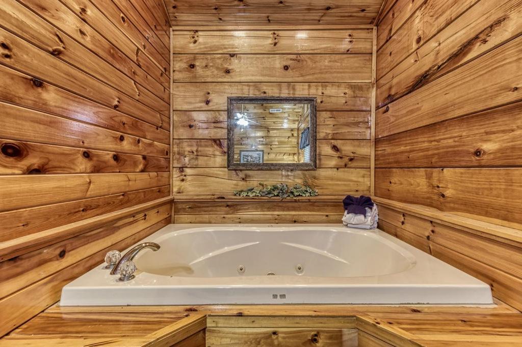 The Nut House, Hot Tub, Game Room, Wifi, 1089 Free Tickets Each Paid Day, Dollywood And More! Pigeon Forge Luaran gambar