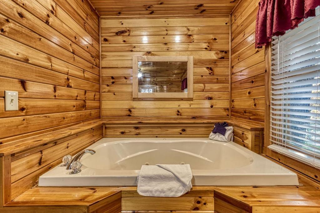 The Nut House, Hot Tub, Game Room, Wifi, 1089 Free Tickets Each Paid Day, Dollywood And More! Pigeon Forge Luaran gambar